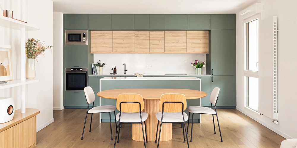Cuisine bicolore vert et bois tendance 2026