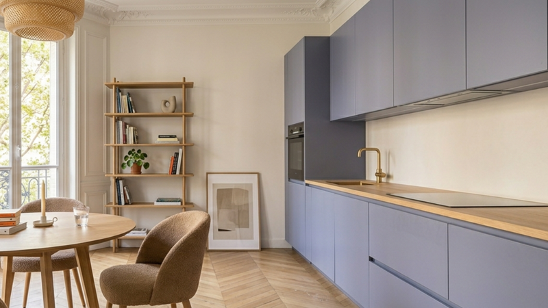 cuisine linéaire contemporaine façades bleu lavande, appartement parisien, plan de travail en chêne clair