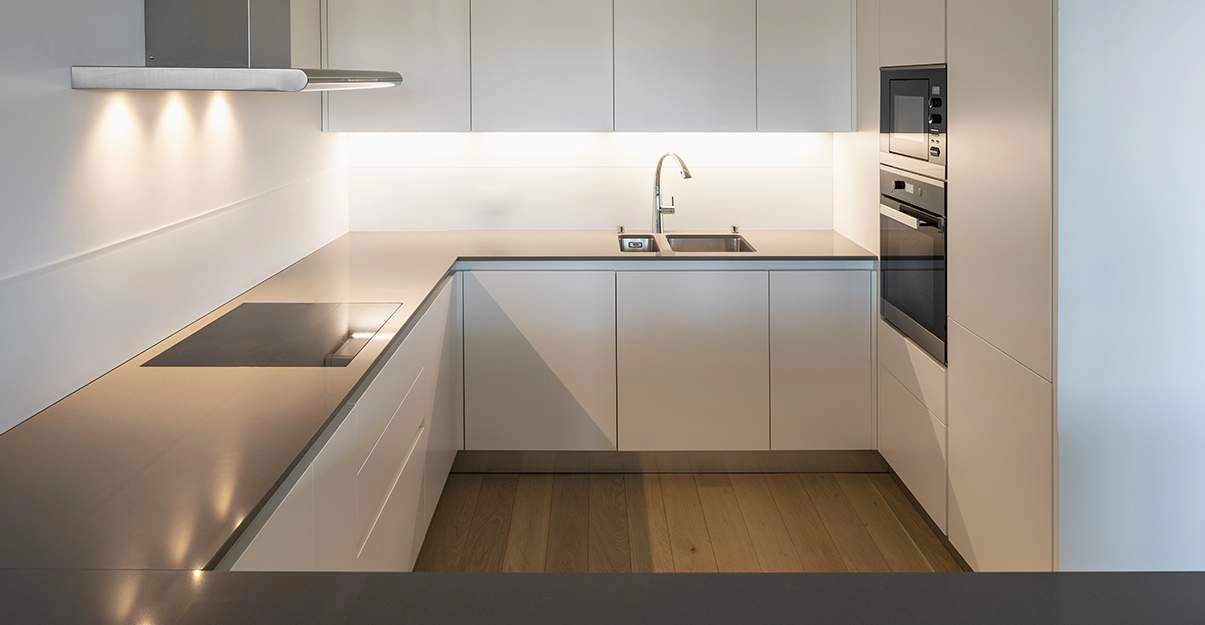 Cuisine en G épurée blanche et grise