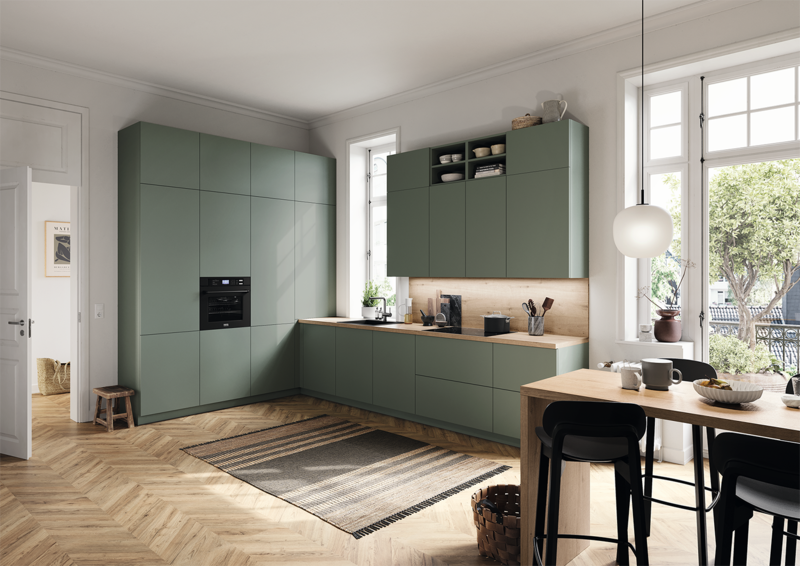 cuisine contemporaine d'angle, vert olive, colonnes à gauche et meuble bas et haut à droite, plan de travail en chêne