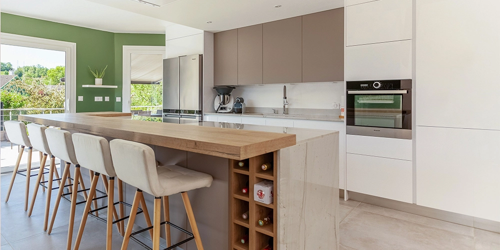 Cuisine inova avec façades laquées beige et blanches